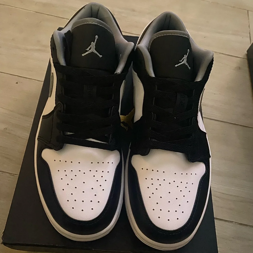 AIR JORDAN 1 Low - Picture 3 of 6